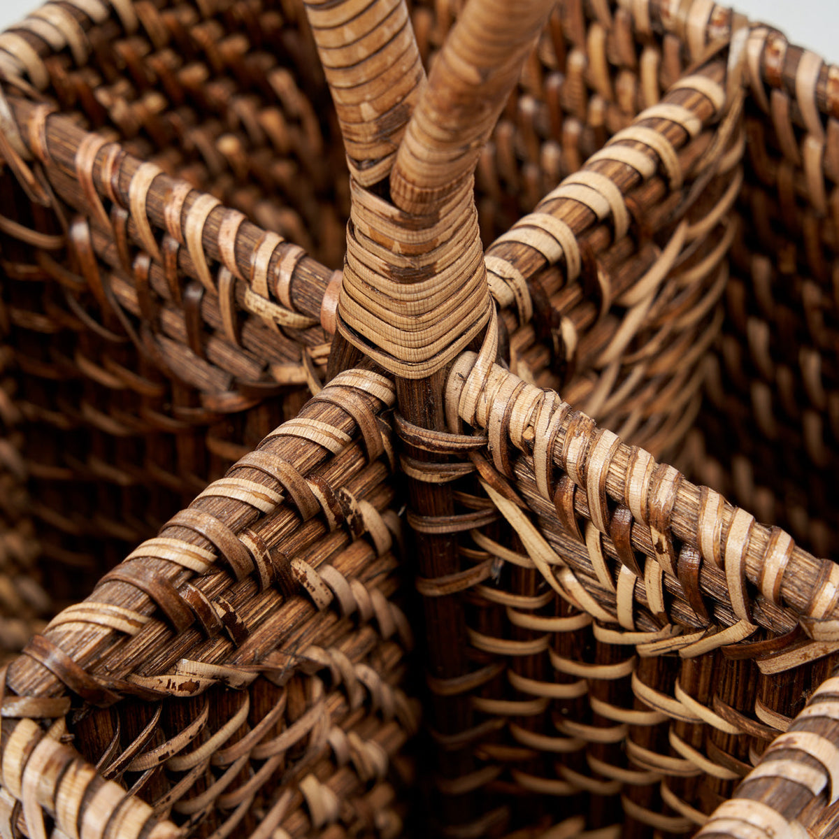 Bestikholderen i rattan nr. 4, naturlig brun, Bazar Bizar