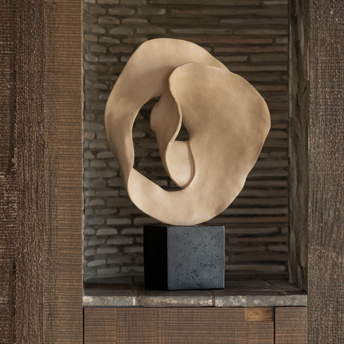Abstrakt dekoration på sokkel i resin beige/sort J-Line