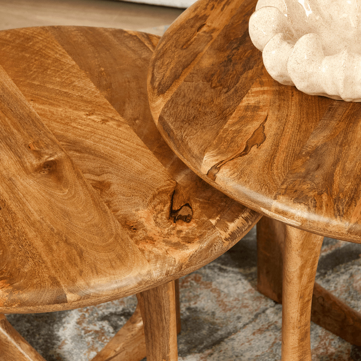 Bijzettafel Milou Mangohout Naturel 60cm van Starfurn schuin van boven met zichtbare houtnerf in het ronde blad