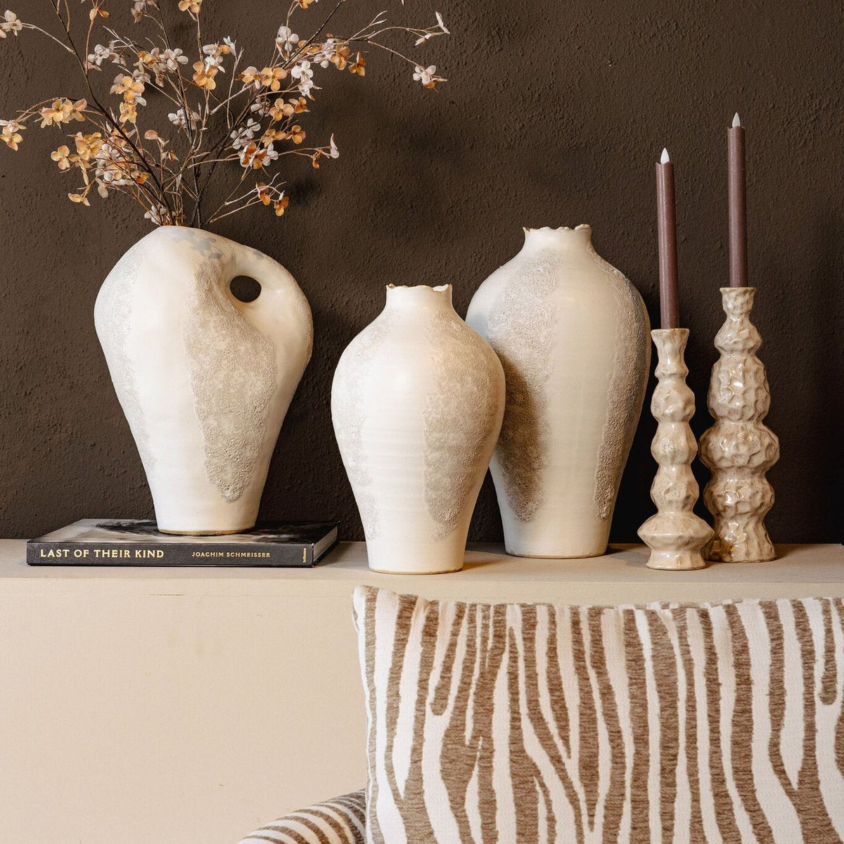 Dangelo Vaas Keramiek Wit Rond Medium van PTMD in een sfeervolle interieursetting