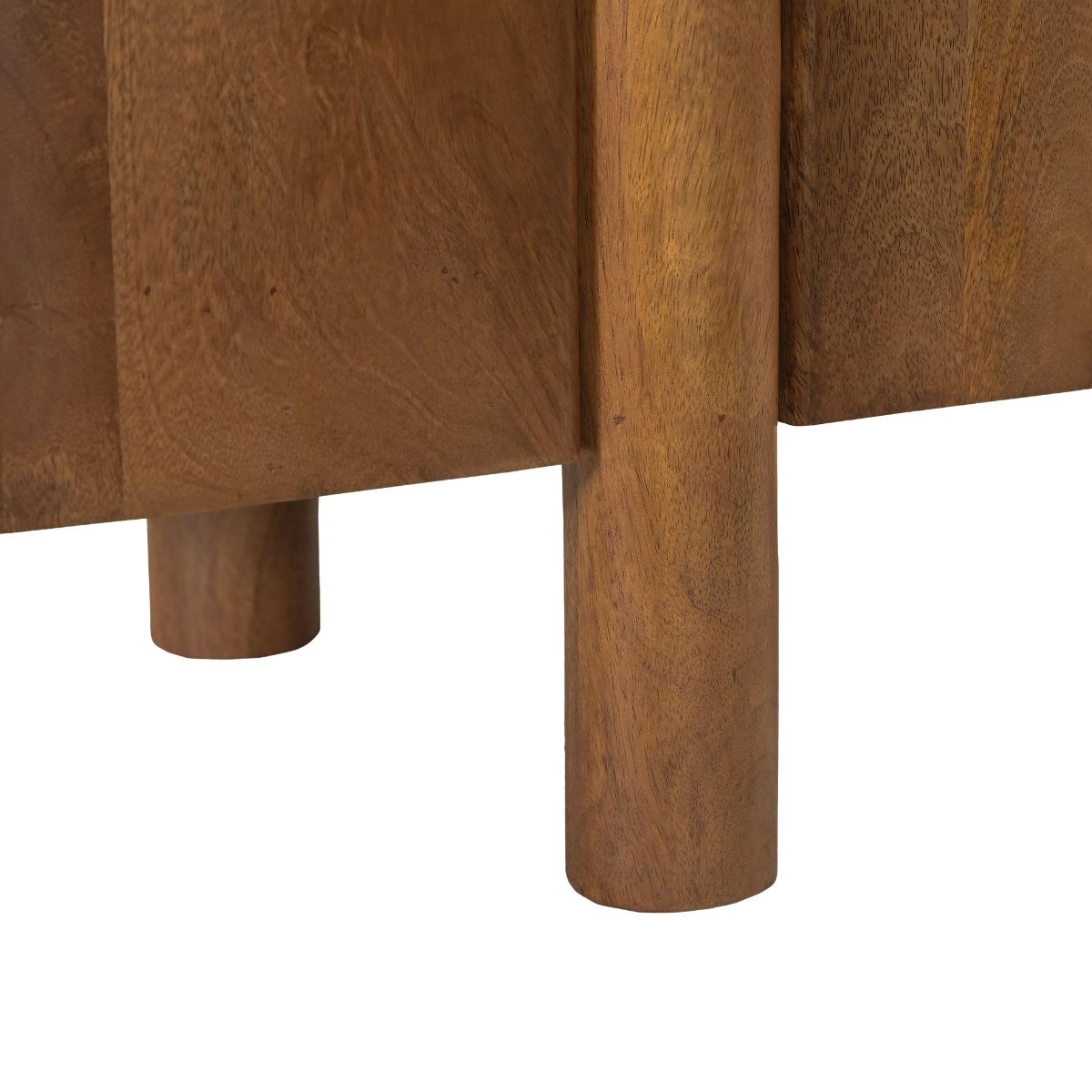 Detail van de afgeronde hoek en het mangohout van het dressoir Salano pecan