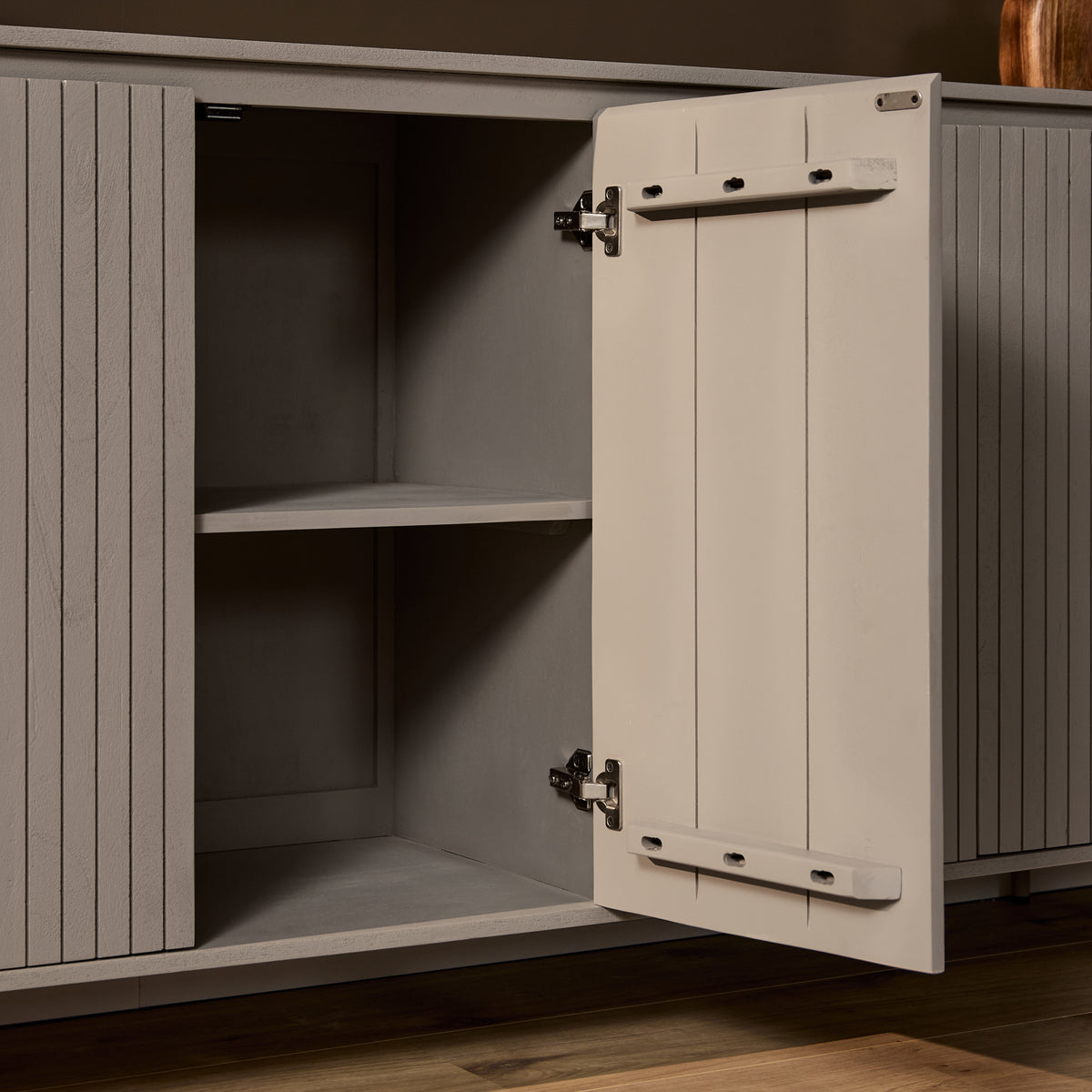 Geopende deur van dressoir Solana taupe met zicht op de legplank