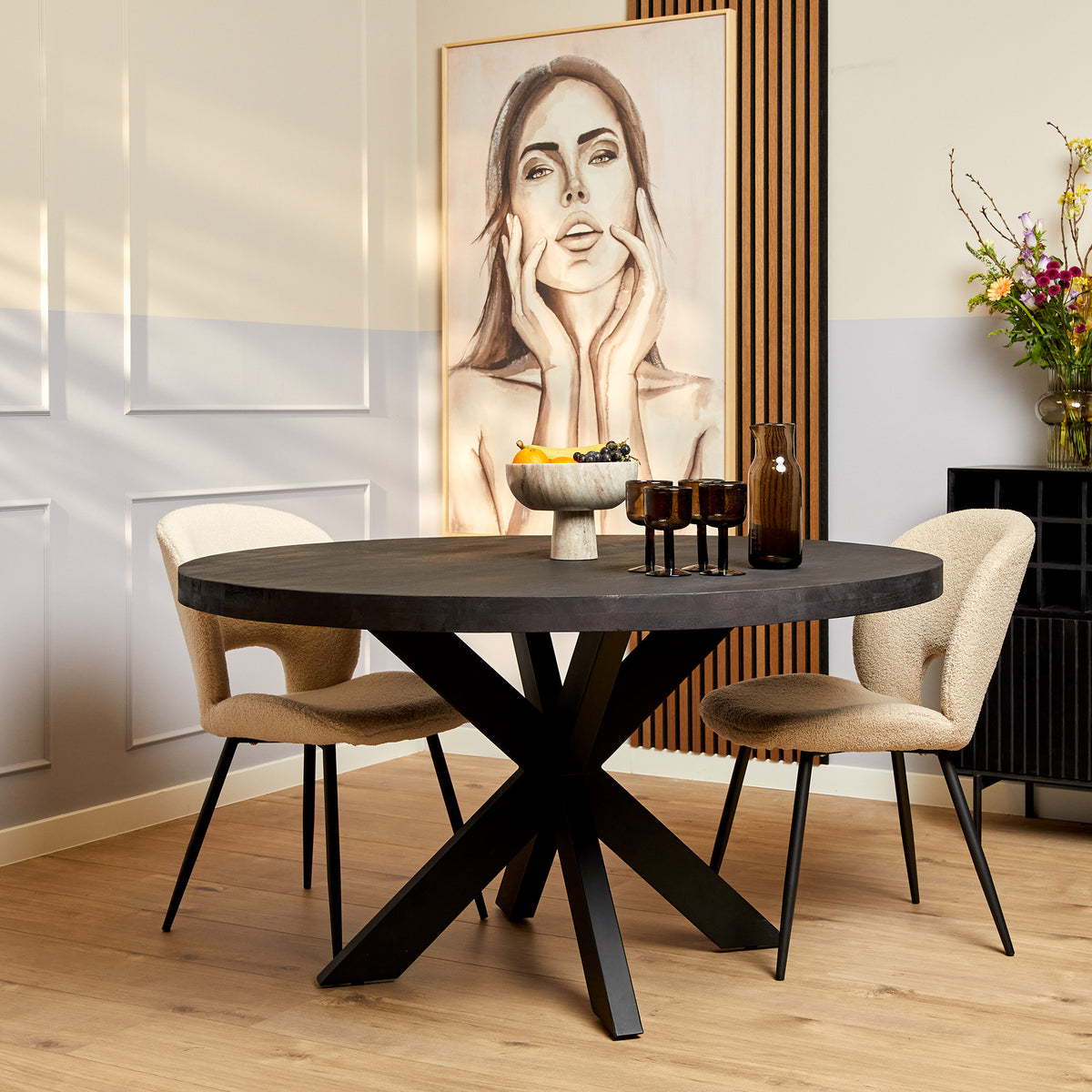 Eettafel Denver Mangohout Zwart Rond 140cm van Starfurn, ronde eettafel van zwart gelakt massief mangohout met matrixpoot