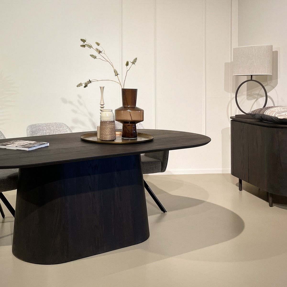 Eettafel Novero espresso 230cm in een eetkamer