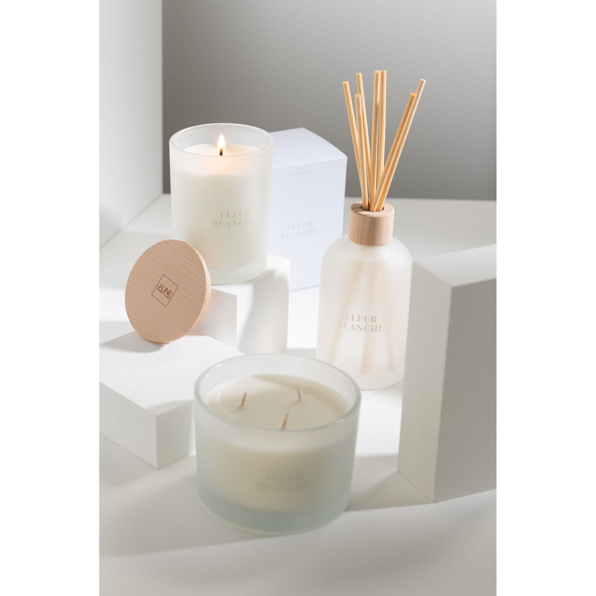 Geurkaars Accords Essentiels Fleur Blanche 28 Uur van J-Line samen met bijpassende geurstokjes uit de Fleur Blanche lijn