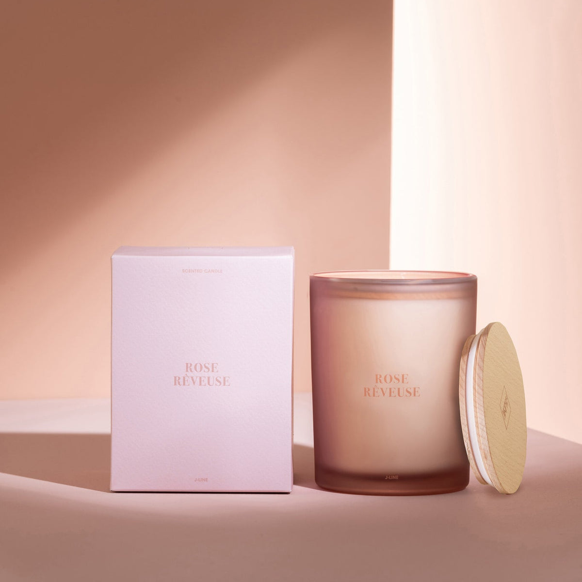 Geurkaars Accords Essentiels Rose Rêveuse 52 Uur van J-Line met bijpassende doos in een sfeervolle roze setting