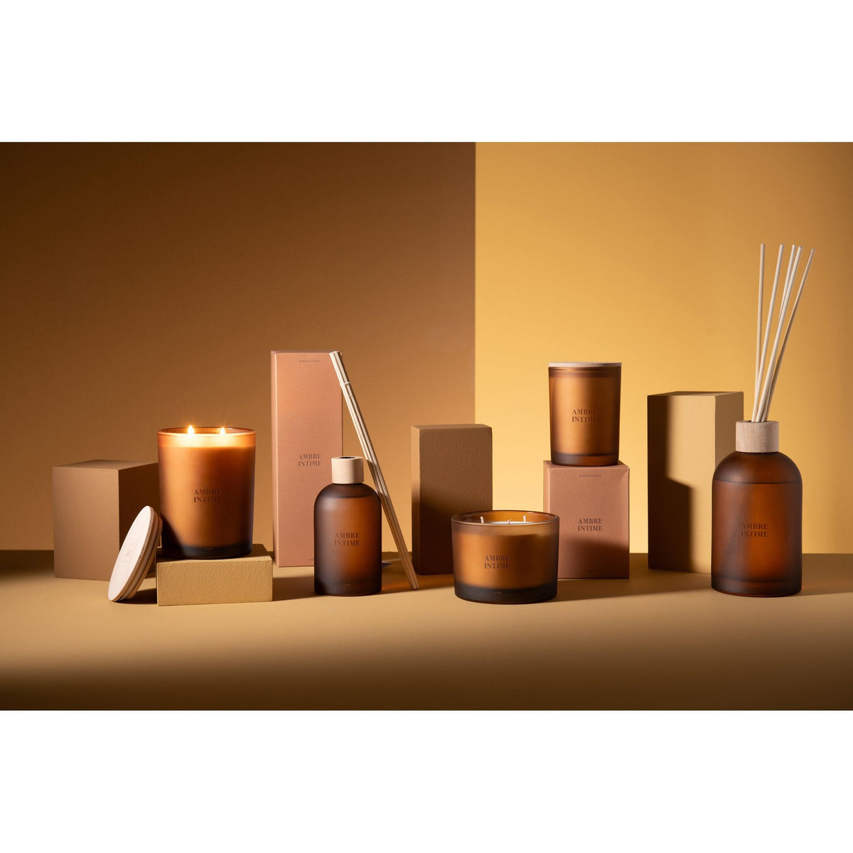 Complete Accords Essentiels Ambre Intime collectie van J-Line met geurkaarsen en geurstokjes