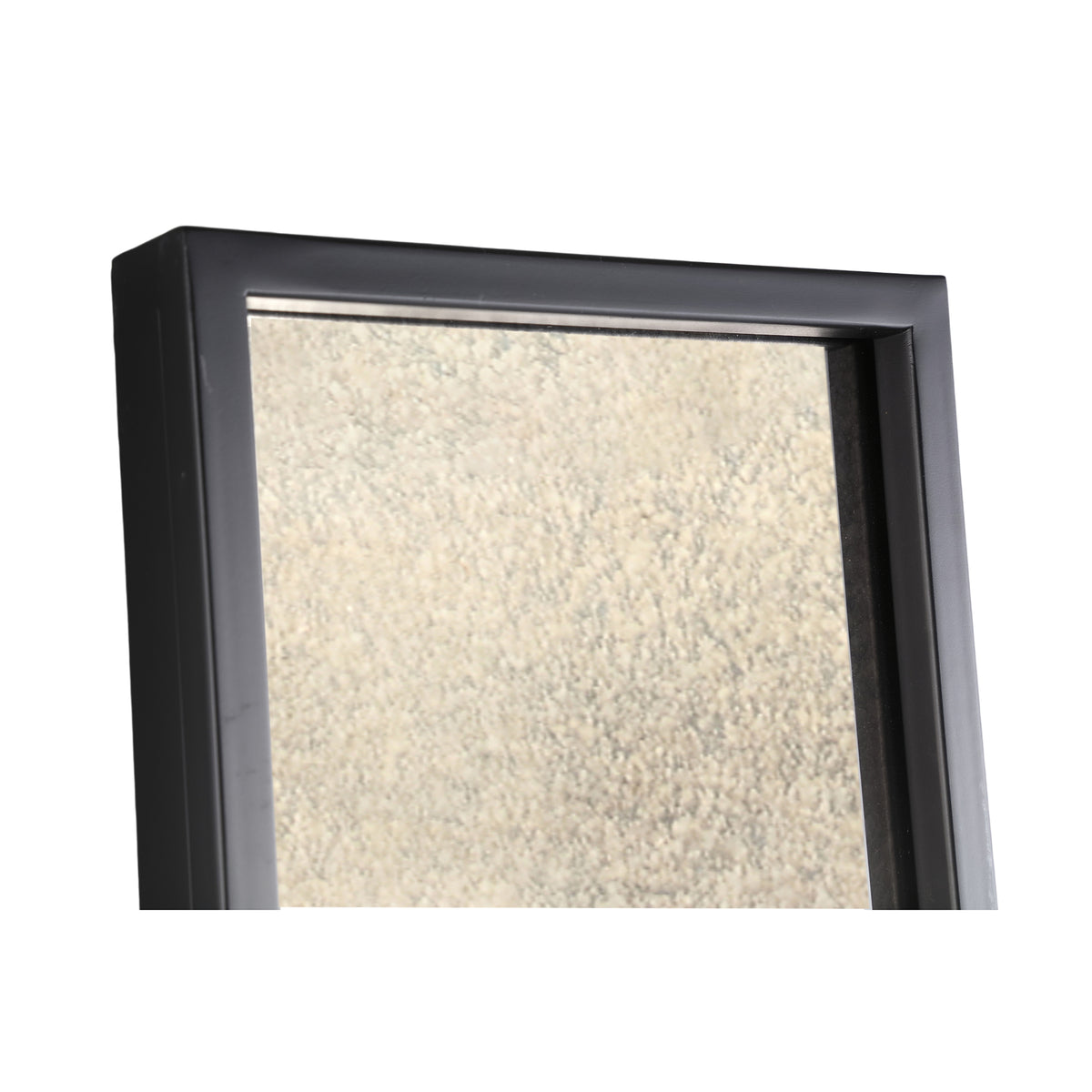 Detail van de Gracy spiegel van PTMD, hoek van het diepe zwarte frame met antiek grijs spiegelglas