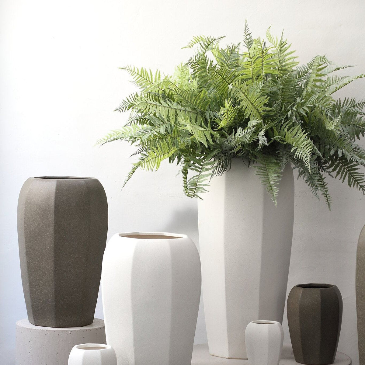 Myrick pot XL van PTMD gestyled in een interieur, hoge crèmekleurige plantenpot