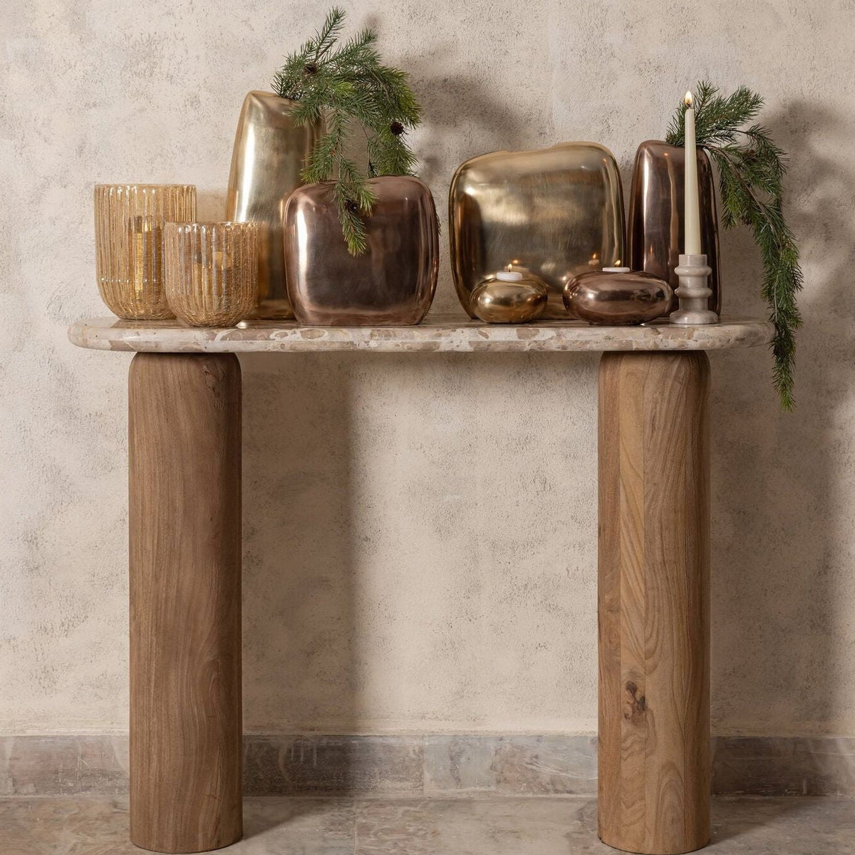 Nylah Pot Hoog Gegoten Aluminium Brons Small van PTMD, sfeerbeeld van de bronzen pot in een interieur