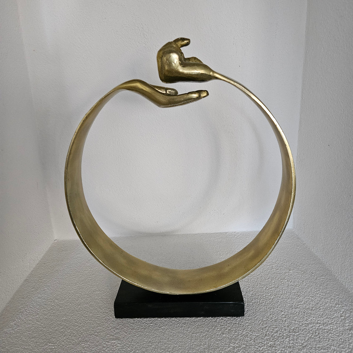 Ornament Handen Goud 34x8x43cm - Beeld - Living Lovely - livinglovely.nl
