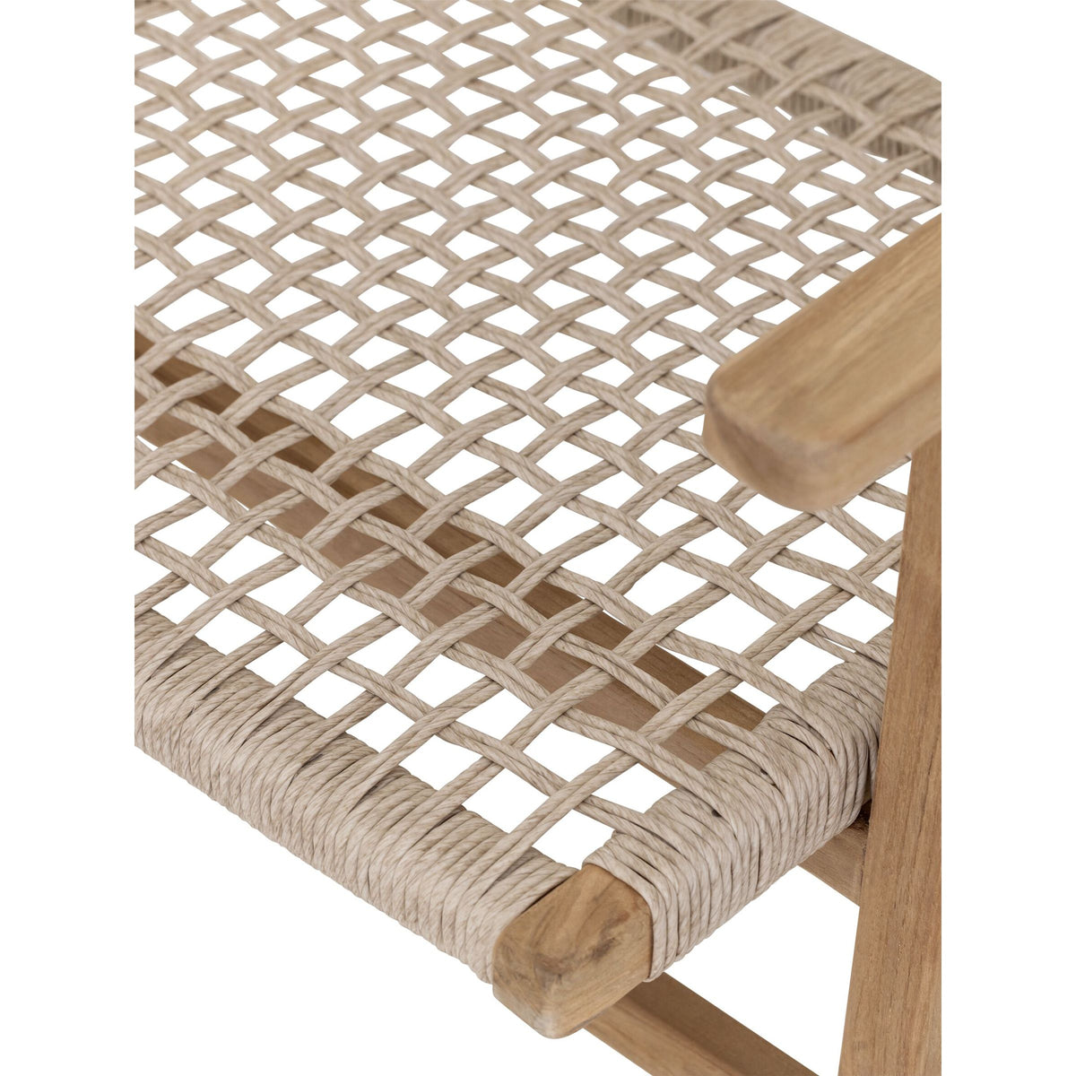 Close up van de zitting van beige touw in open vlechtwerk op een frame van rustiek teakhout