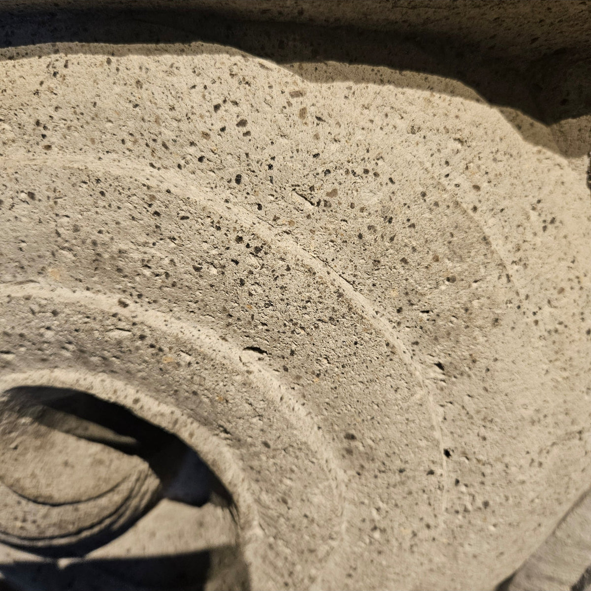 Blomsterpotte Jersiah Grå Cement Krøllet Relief Rund Stor PTMD