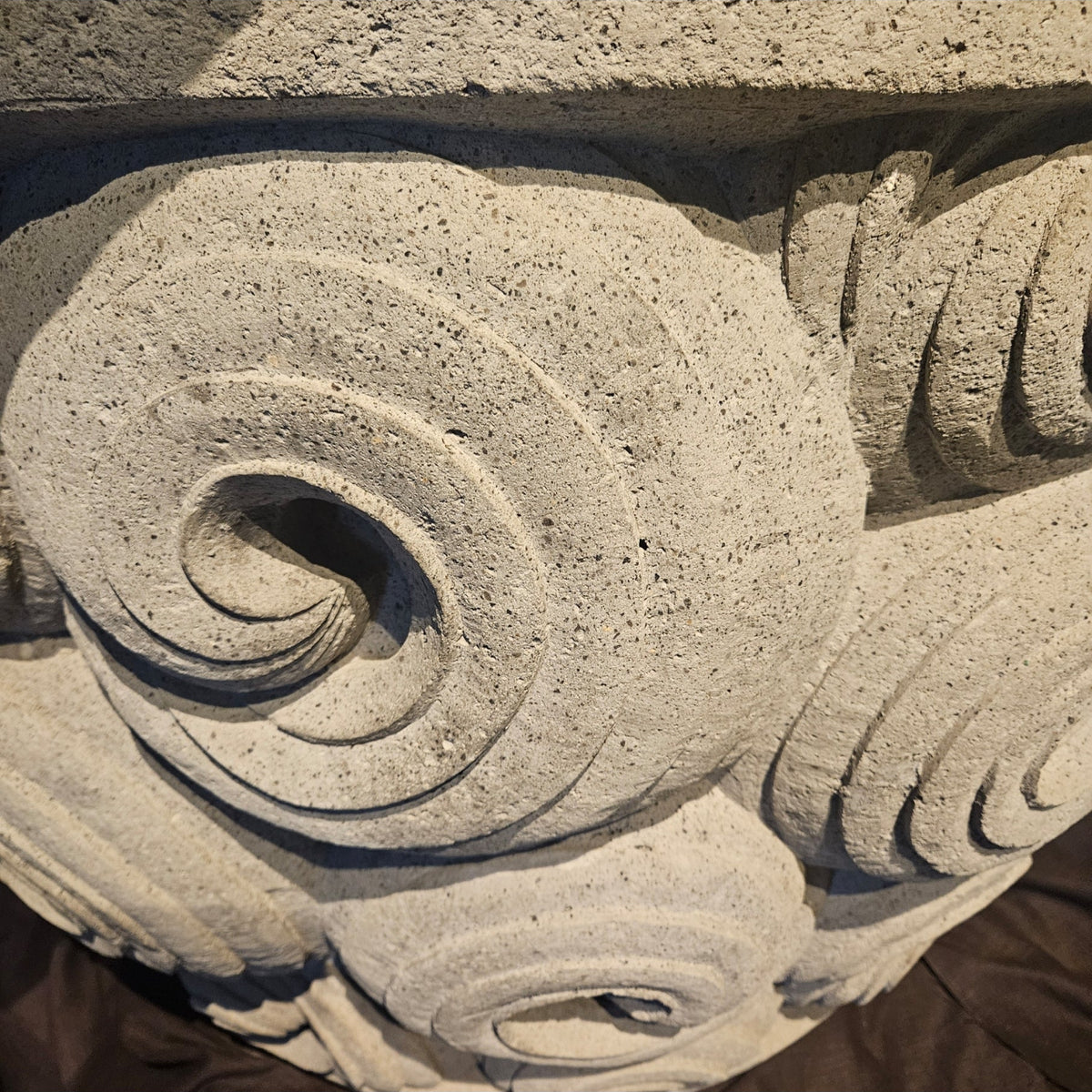 Blomsterpotte Jersiah Grå Cement Krøllet Relief Rund Stor PTMD
