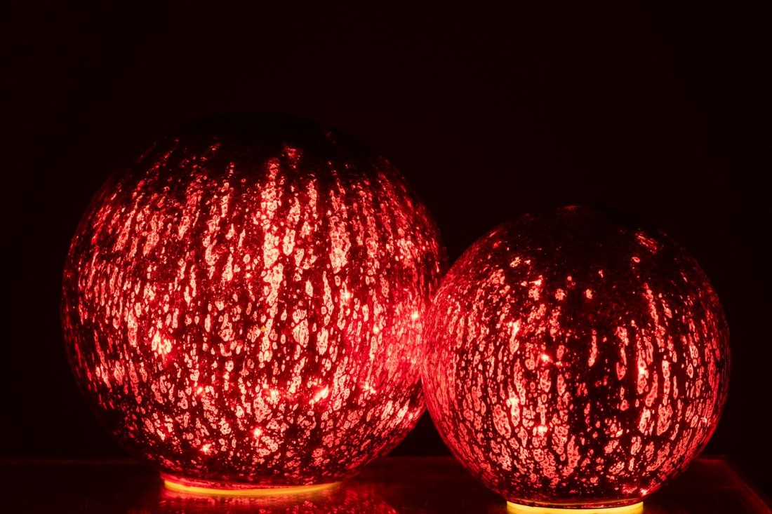 Kugleformet LED-lampe i sprækket glas, julerød, sæt med 2, J-Line
