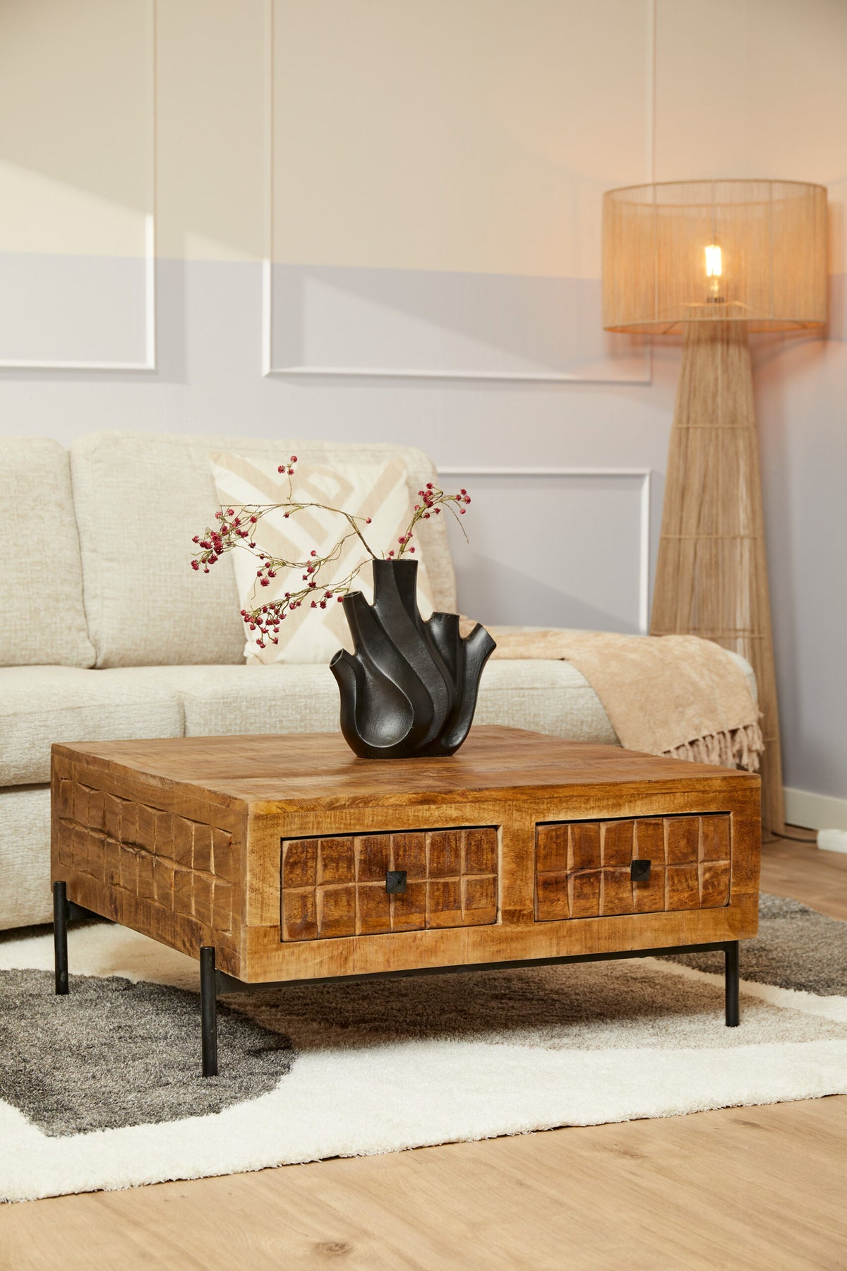 Salontafel Brandy van Starfurn in een woonkamer, vierkant mangohouten blad met blokkenpatroon