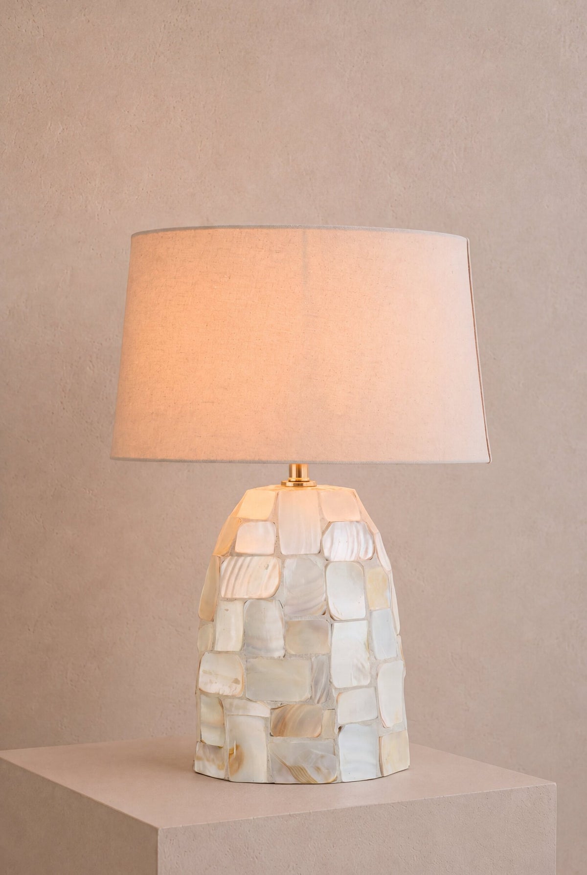 Bordlampe med perlemorseffekt, musling, knækket hvid/lysebeige, J-Line