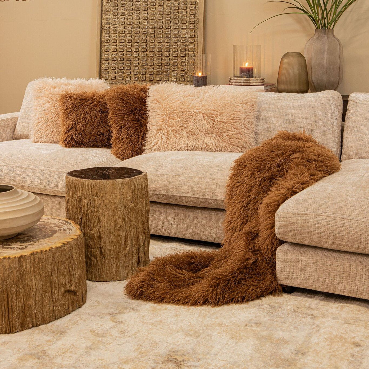Taly Koffietafel Small van PTMD, sfeerbeeld met bruine plaid en meerdere houten krukjes