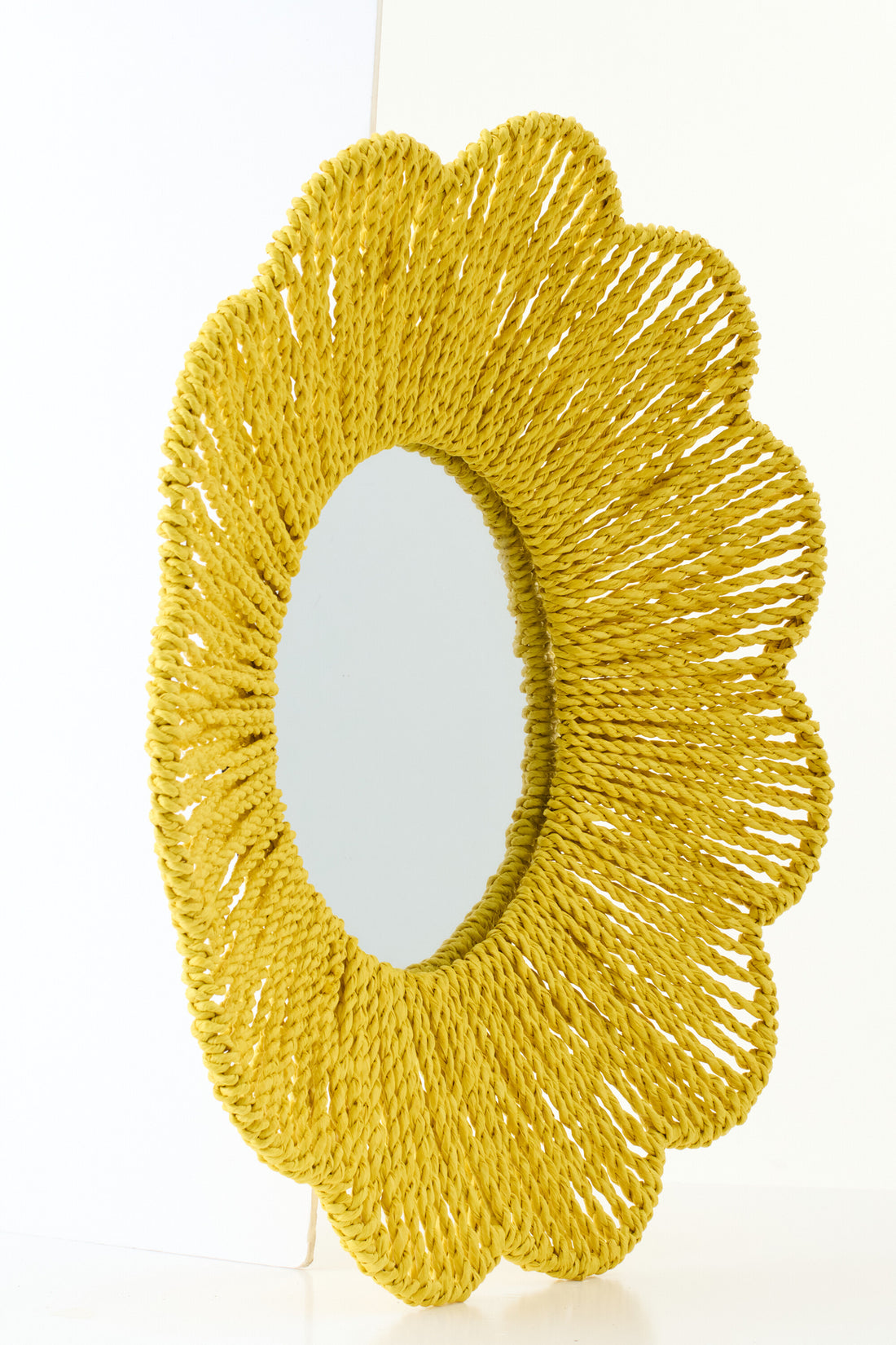 Vægspejl i gul raffia – J-Line