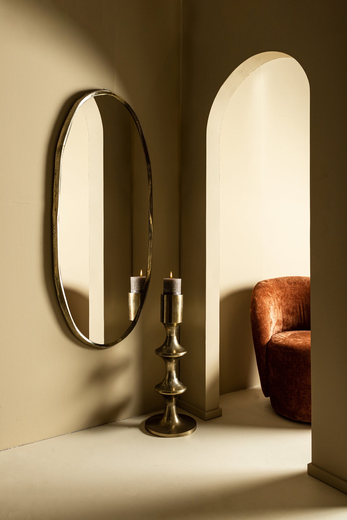 Taika Gold rund lysestage i aluminium, lav, H73 cm PTMD