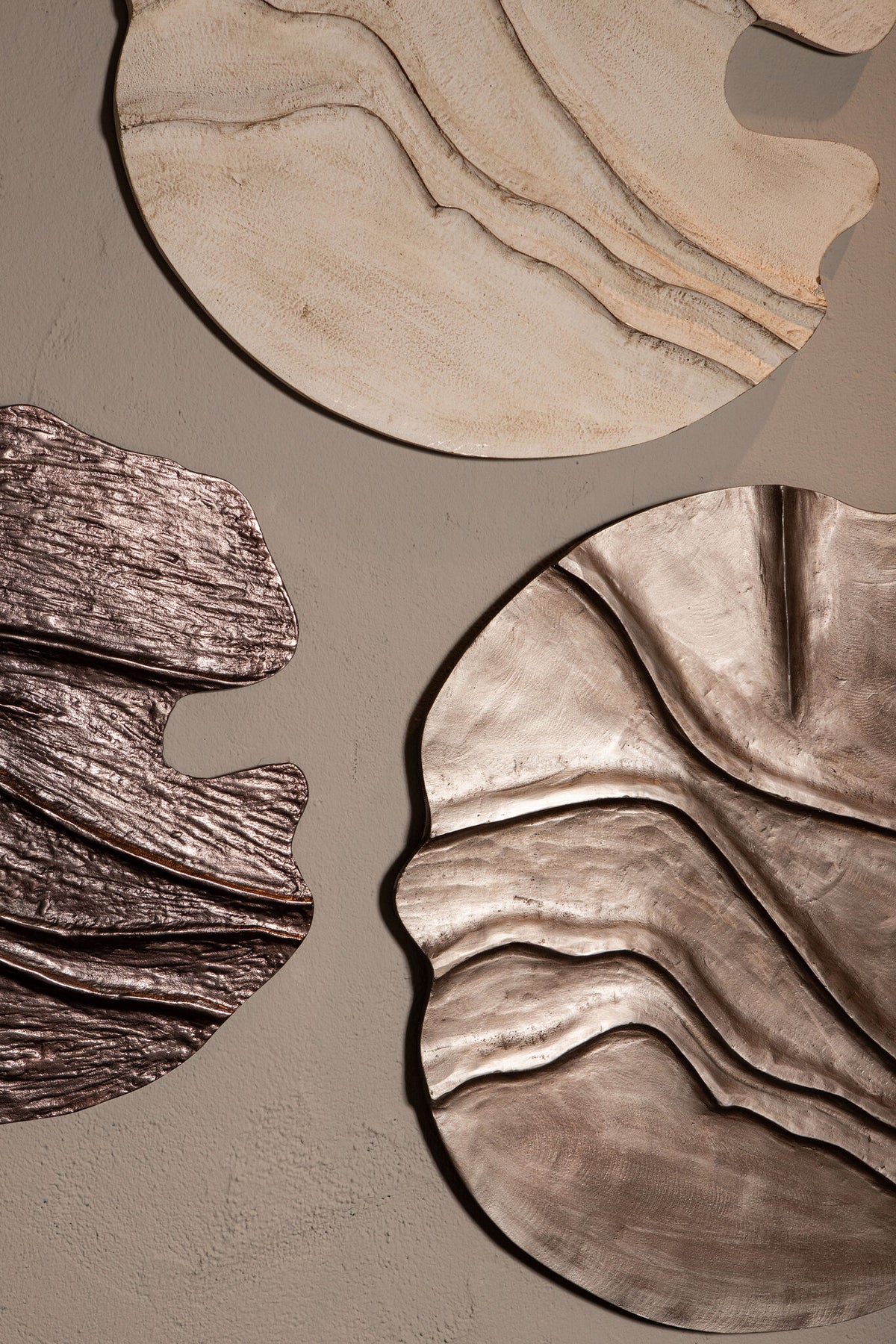 Samraj vægpanel i bronze og støbt aluminium med bølgestruktur PTMD