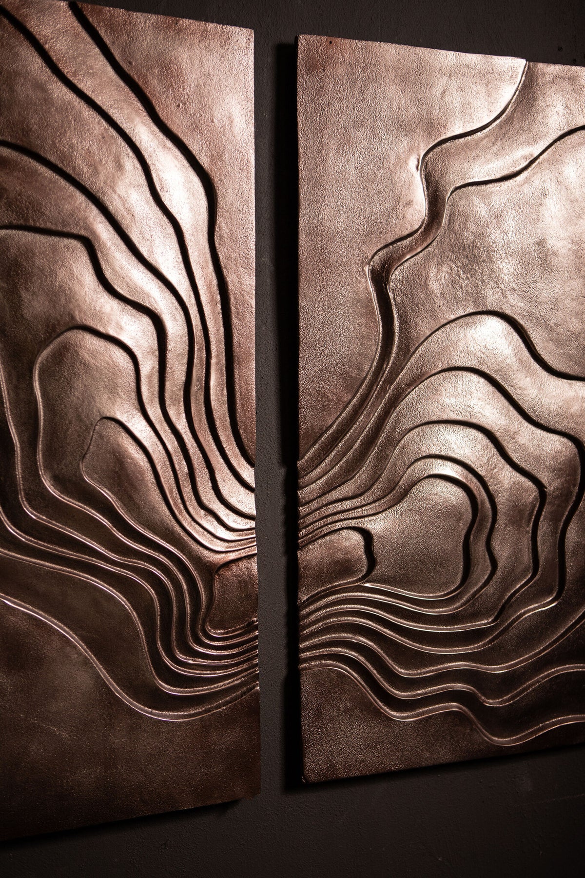 Erike vægpanel i støbt aluminium og bronze med bølgemotiv i 2 dele PTMD