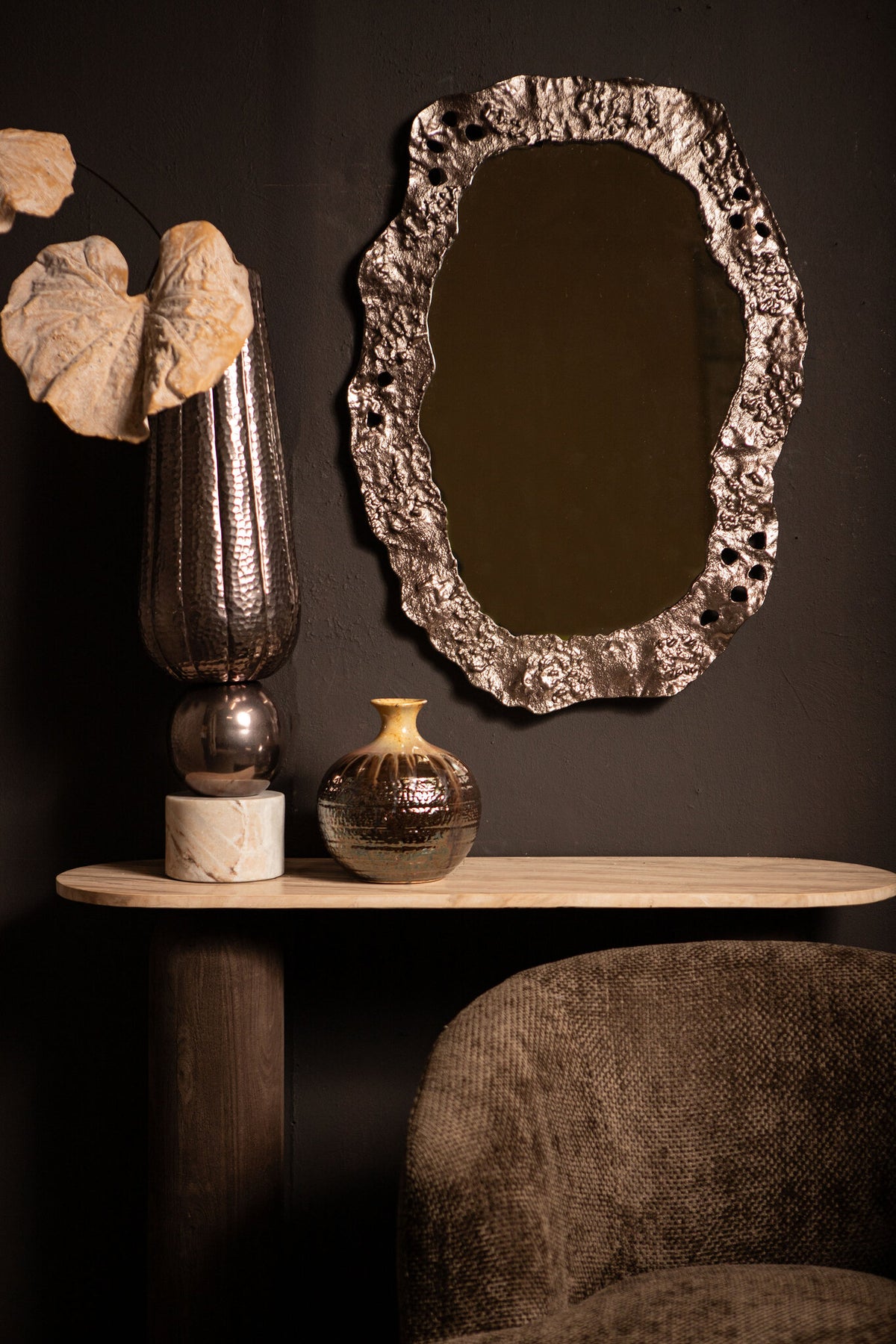 Marive vase i bronze aluminium på rund marmorfod, Ø 20 x H 76 cm, PTMD