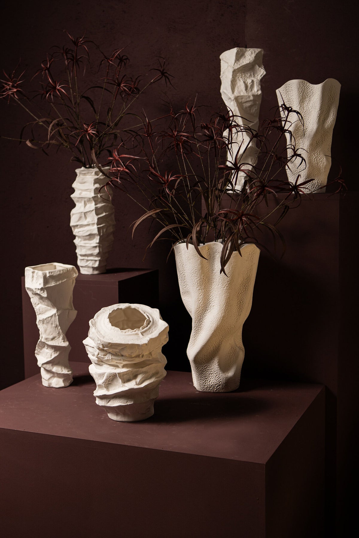 Aharon slank vase i hvid keramik med uregelmæssig form, L 24 x 23 x 51 cm, PTMD