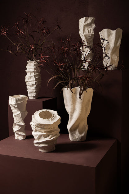Aharon slank vase i hvid keramik med uregelmæssig form, L 24 x 23 x 51 cm, PTMD