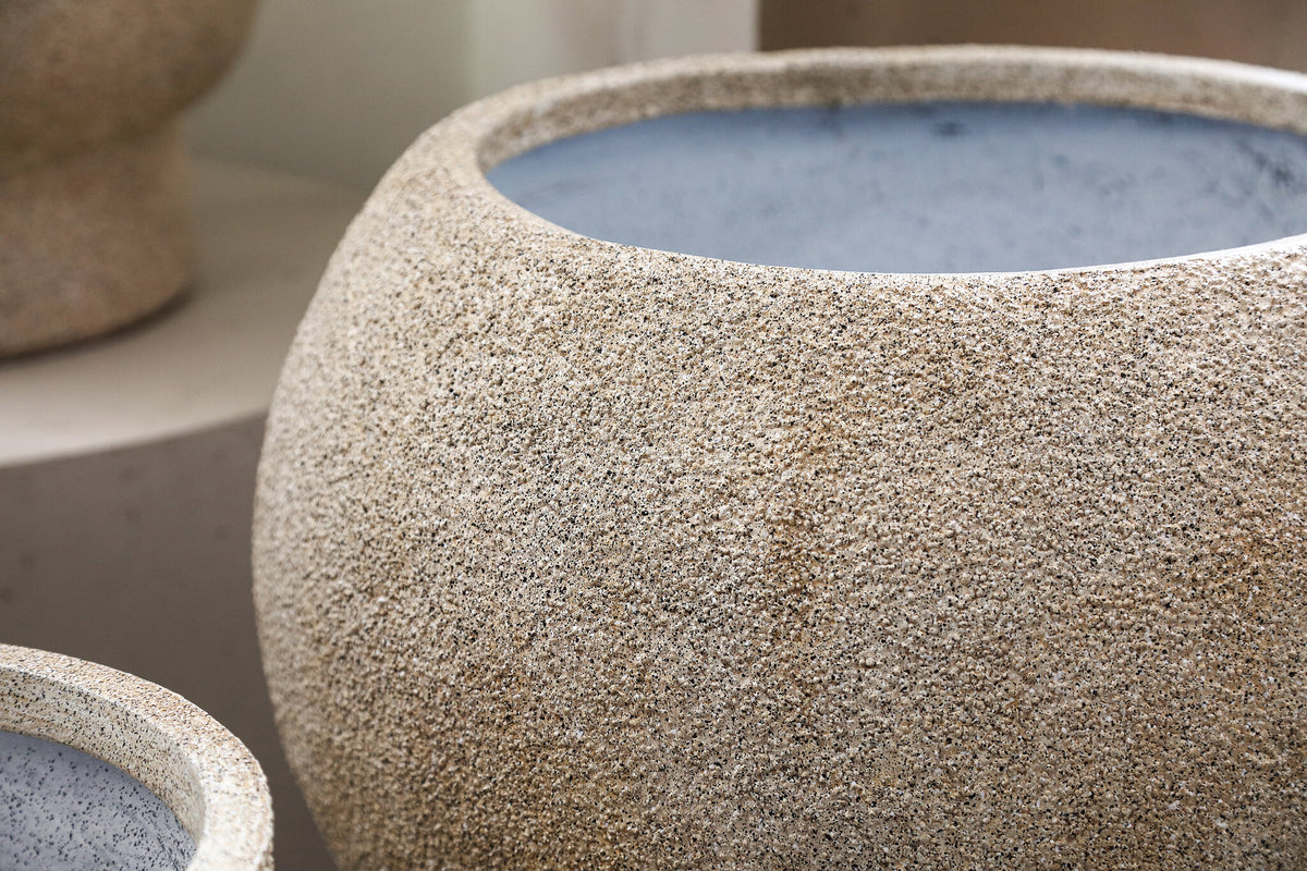 Blomsterkrukke Nihara beige fiberbeton kugleformet sæt med 2 PTMD