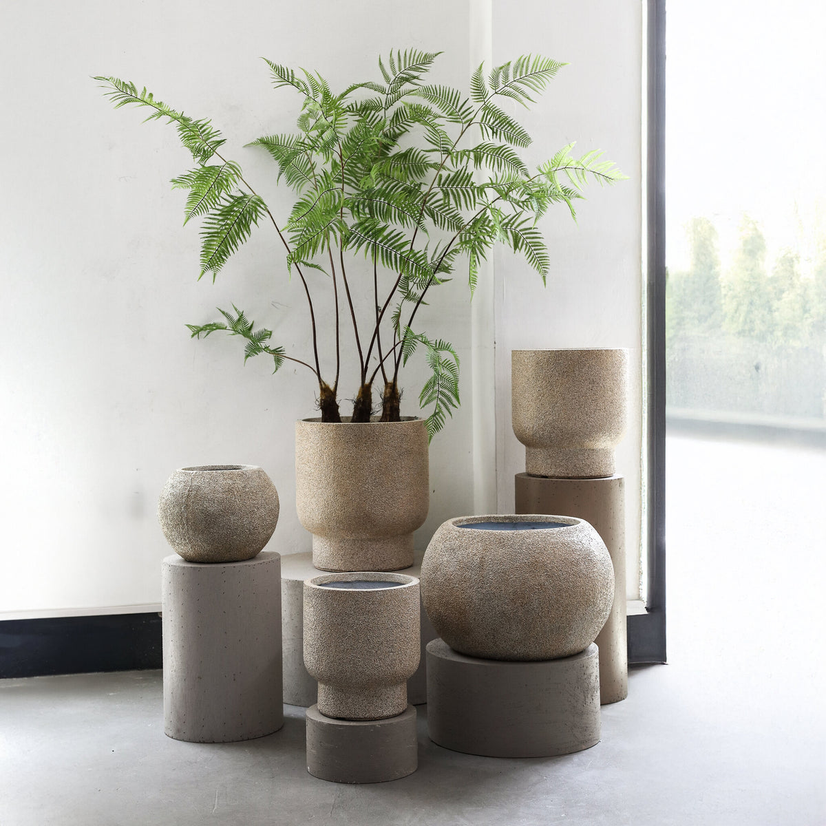 Blomsterkrukke Nihara beige fiberbeton kugleformet sæt med 2 PTMD