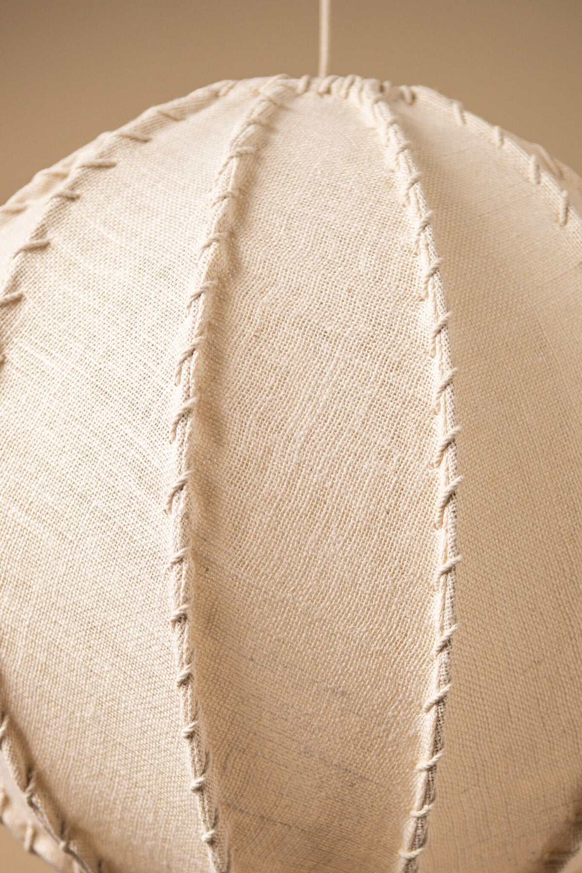 Pendellampe Myka cremefarvet jute, kugleformet, large PTMD