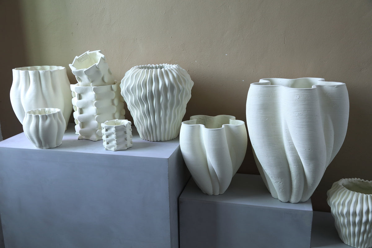 Barren rund vase i hvid cement med bølget 3D-mønster L PTMD