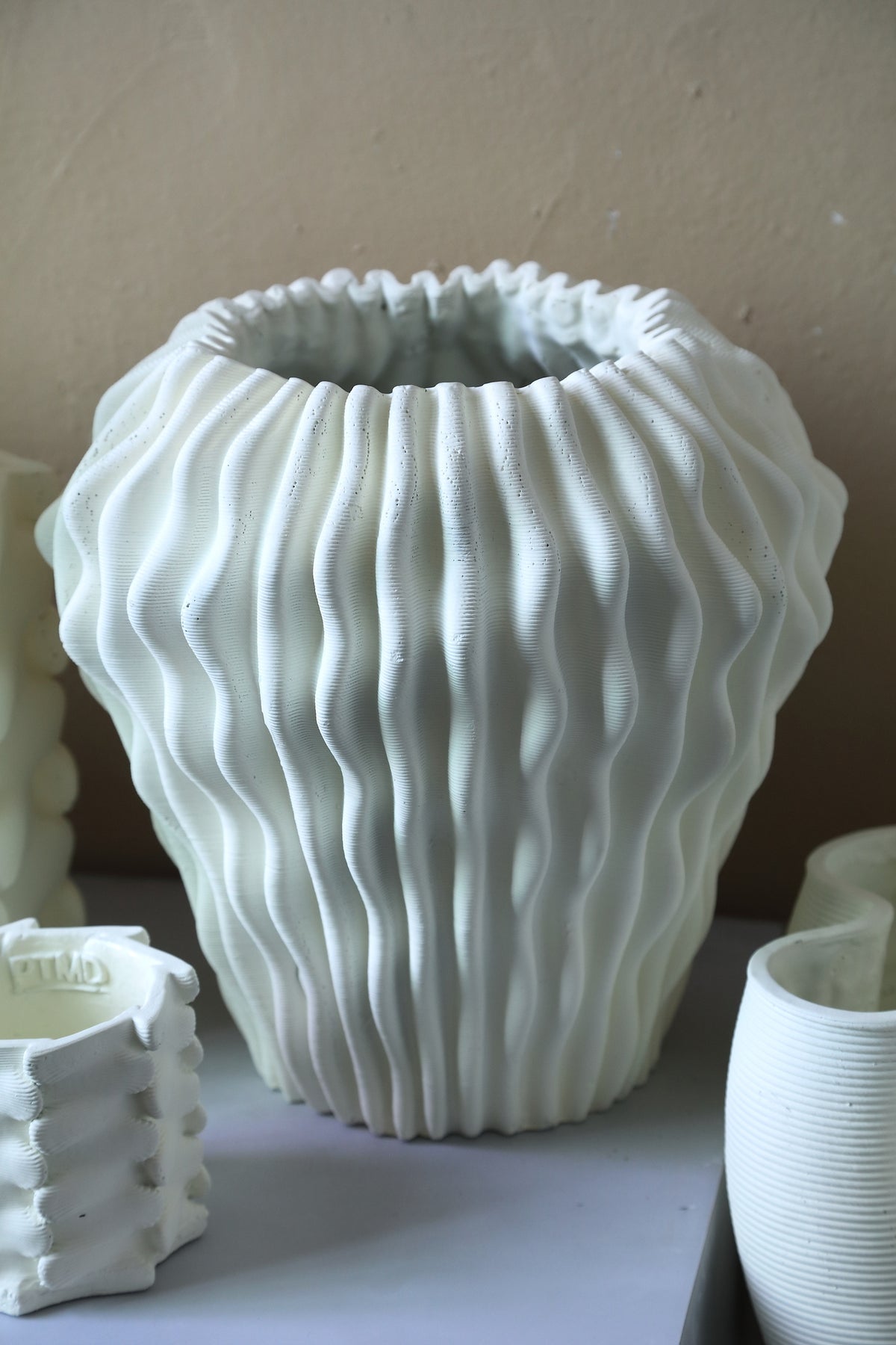 Barren rund vase i hvid cement med bølget 3D-mønster L PTMD