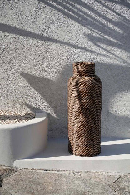 Den koloniale paraplykurv i naturfarvet rattan fra Bazar Bizar