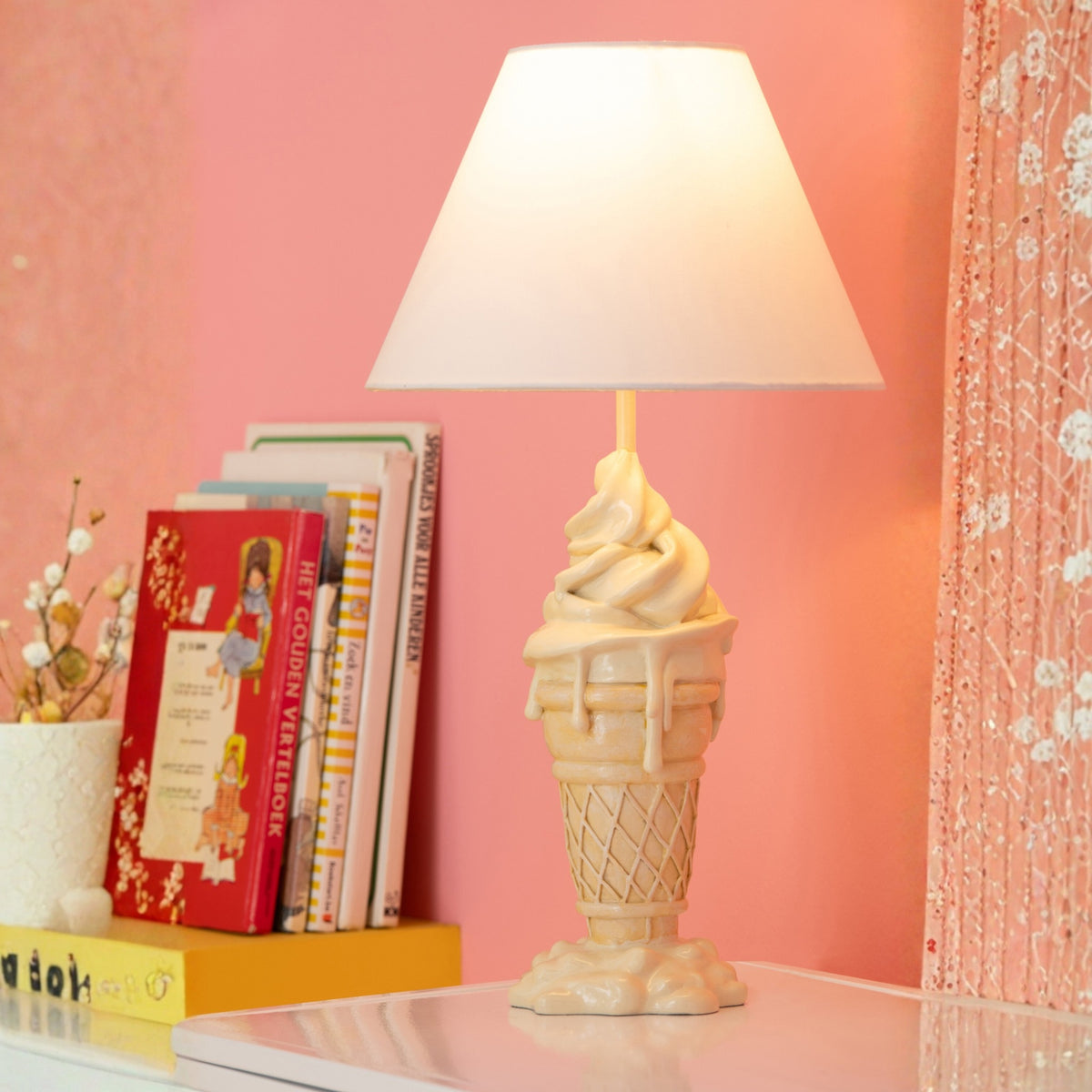 Lampe med isvaffel i polyresin, gul/beige, J-Line
