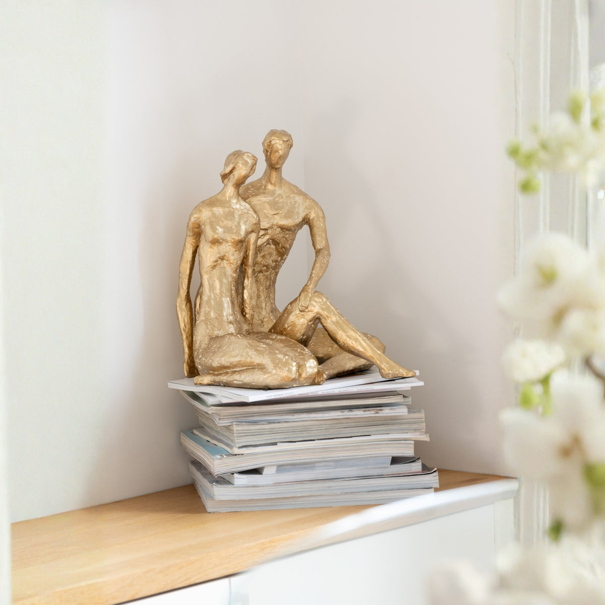 Par siddende figurer i resin, guld, J-Line