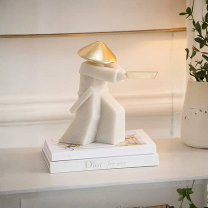 Figurine med kampsportmotiv i hvid og guldharpiks – J-Line