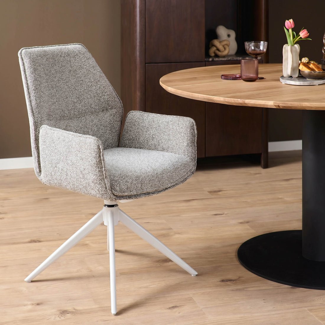 Spisestuestol Hera i beige stof med armlæn – Starfurn