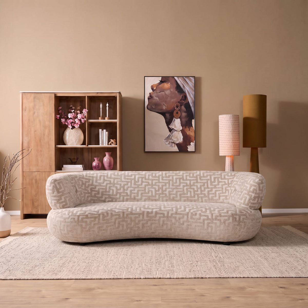 Bank Amy 3-Zits Beige van Starfurn, gebogen bank in lichte beige stof voor een kast met decoratie