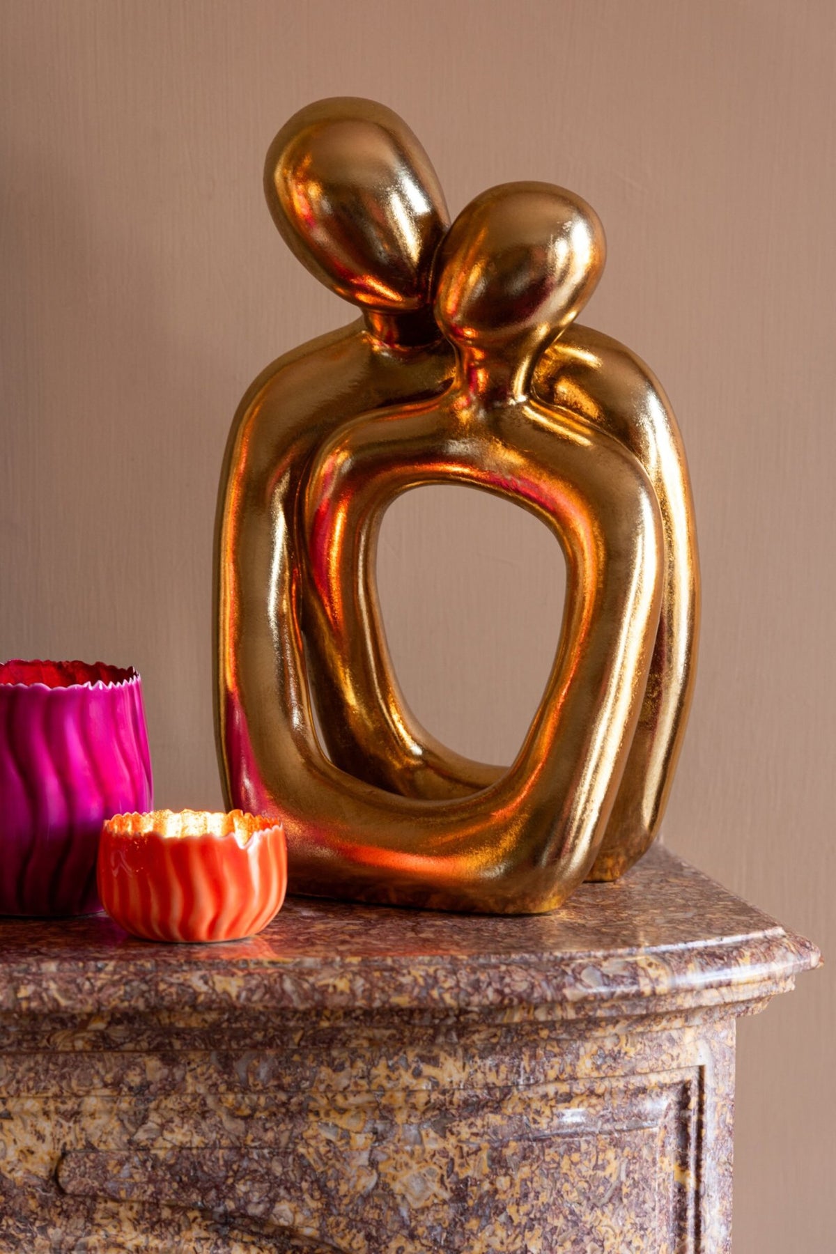 Figur af et par, der krammer, polyresin, guld, J-Line