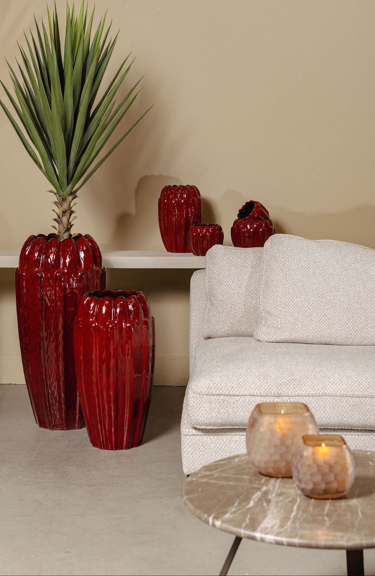 Bentz Bloempot Keramiek Rood Small van PTMD, sfeerbeeld met de bloempot in een interieur