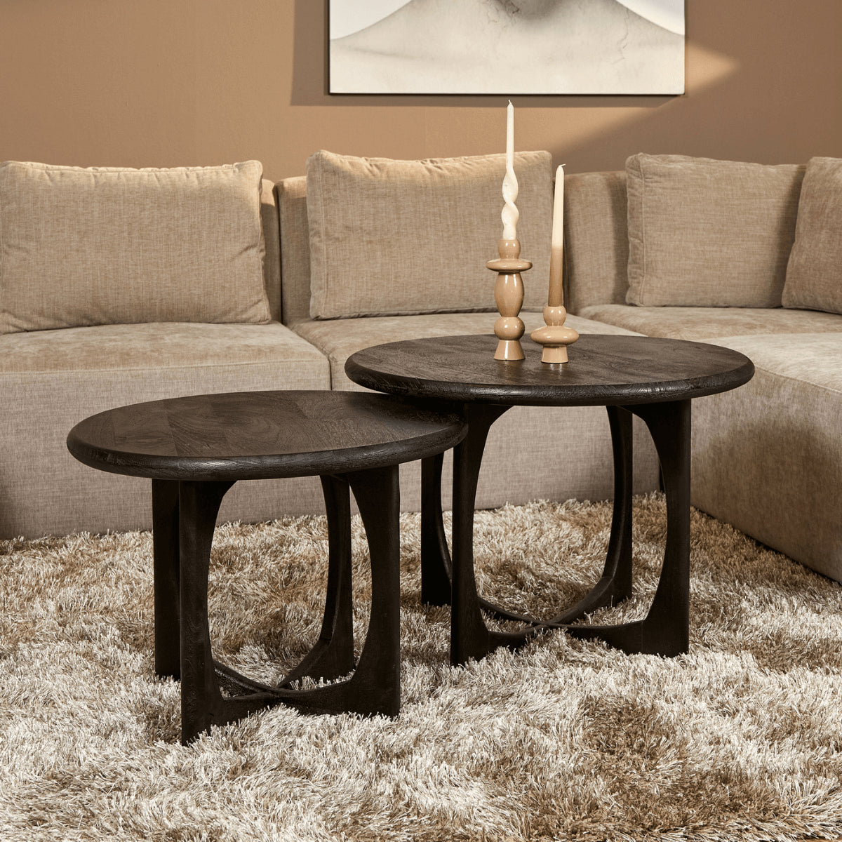 Bijzettafel Milou Mangohout Zwart 60cm van Starfurn gestyled in een woonkamer naast een zithoek