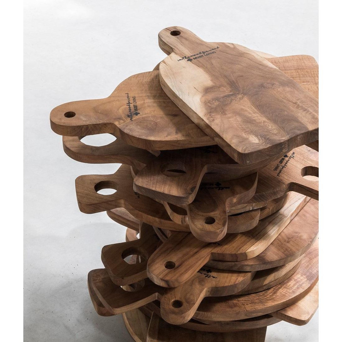 Broodplank Flavours Large van MUST Living, ronde teakhouten serveerplank gestyled in beeld