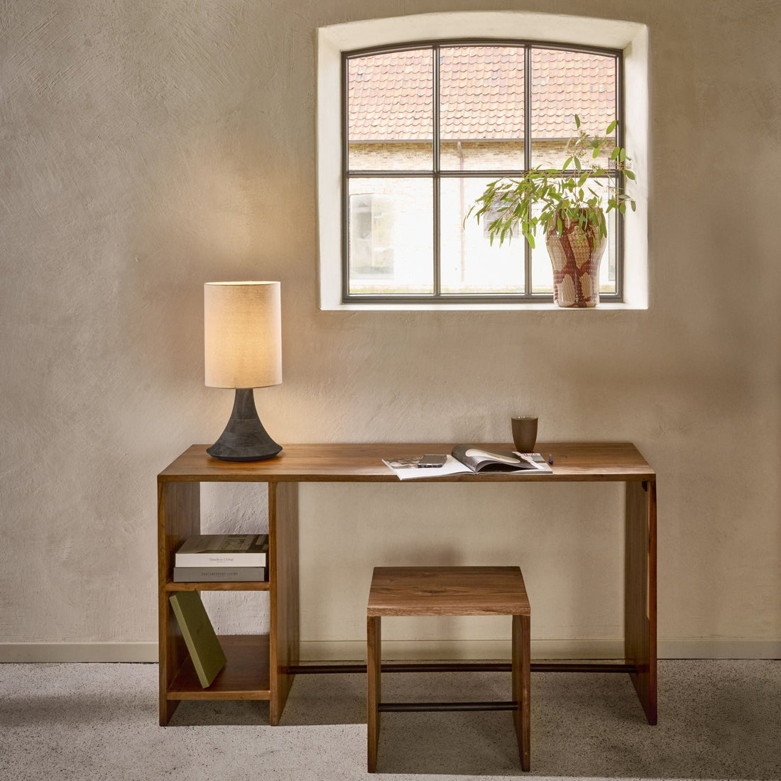 Bureau Nara Teruggewonnen Hout Bruin van Pomax, sfeerfoto van het bureau als werkplek in een interieur