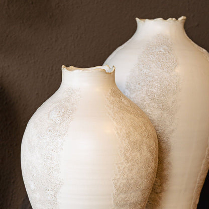 Dangelo Vaas Keramiek Wit Rond Medium van PTMD gestyled als decoratie in de woonkamer