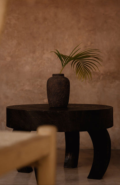 De Octo Chic Salontafel Donker Walnoot van Bazar Bizar, de salontafel in donker walnoot gestyled in een interieur