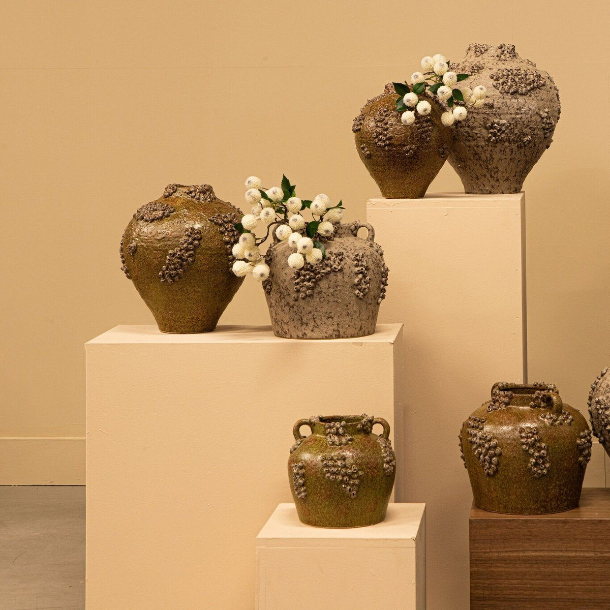 Deisy Beige Ceramic Jar Shaped Vase Rough Coral S van PTMD, sfeerbeeld van de vaas gestyled in een woonkamer
