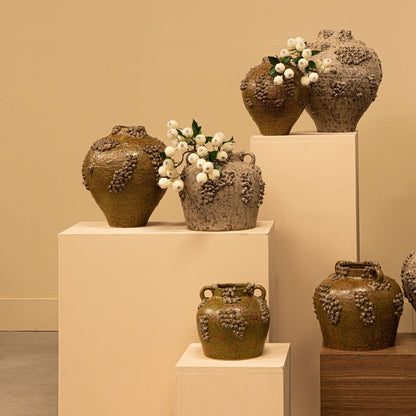 Deisy Beige Ceramic Jar Shaped Vase Rough Coral S van PTMD, sfeerbeeld van de vaas gestyled in een woonkamer