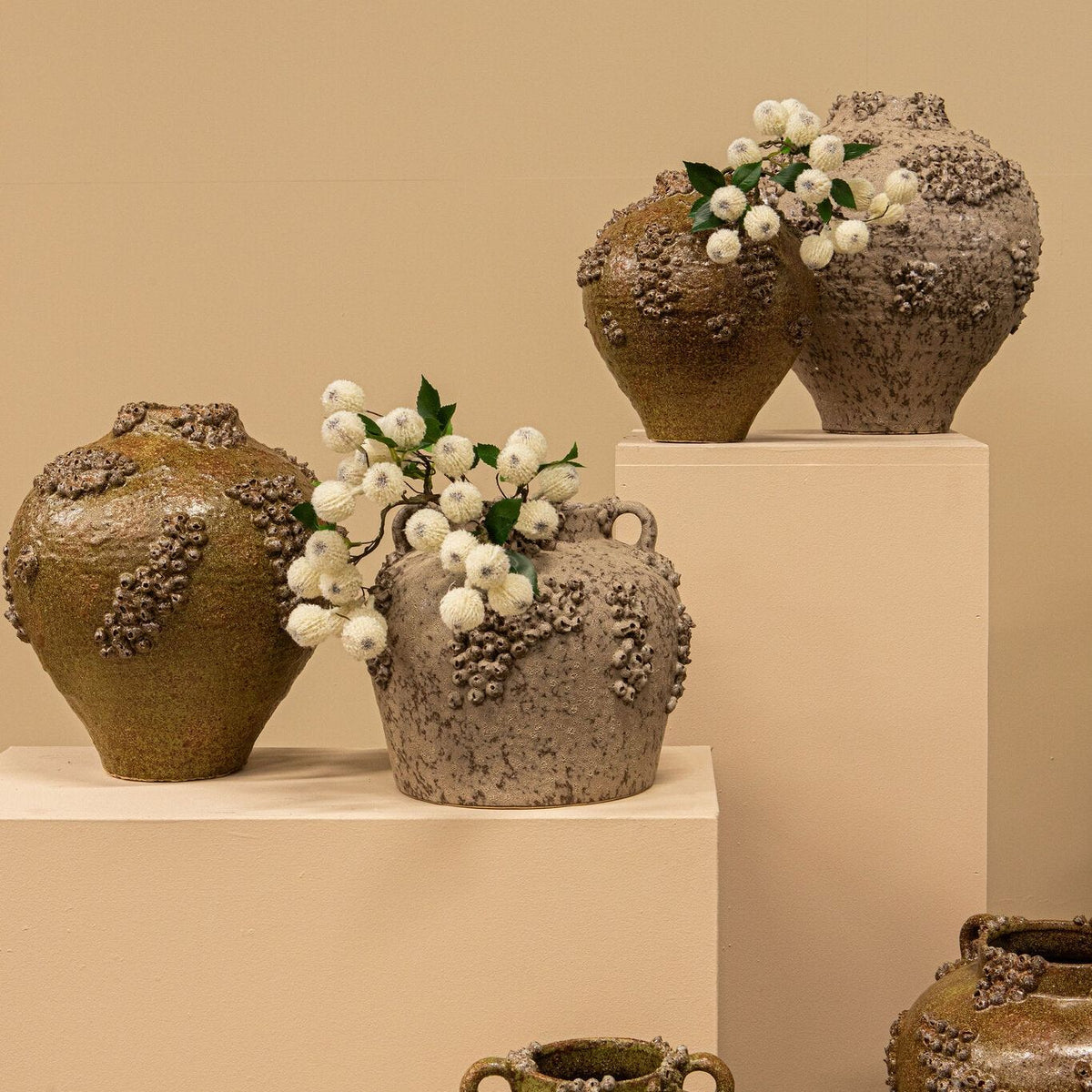 Deisy Beige Ceramic Jar With Handles Rough Coral L van PTMD, sfeerbeeld van de pot gestyled in een woonkamer